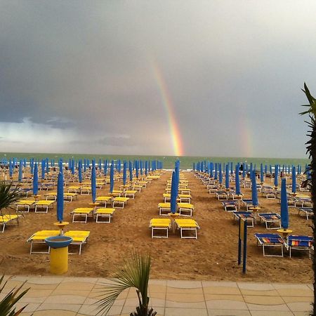 Piccolo Moderno Appartamento Sulla Spiaggia In Centro Лідо-ді-Єзоло Екстер'єр фото