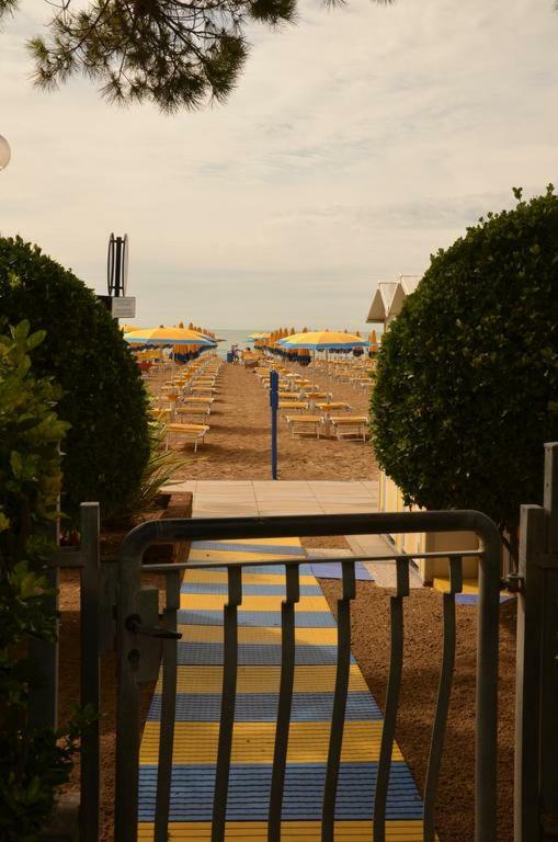 Piccolo Moderno Appartamento Sulla Spiaggia In Centro Лідо-ді-Єзоло Екстер'єр фото
