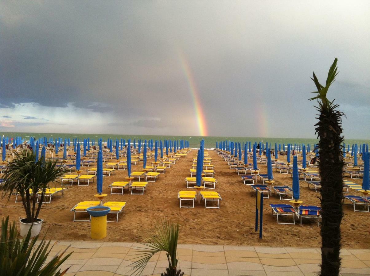 Piccolo Moderno Appartamento Sulla Spiaggia In Centro Лідо-ді-Єзоло Екстер'єр фото