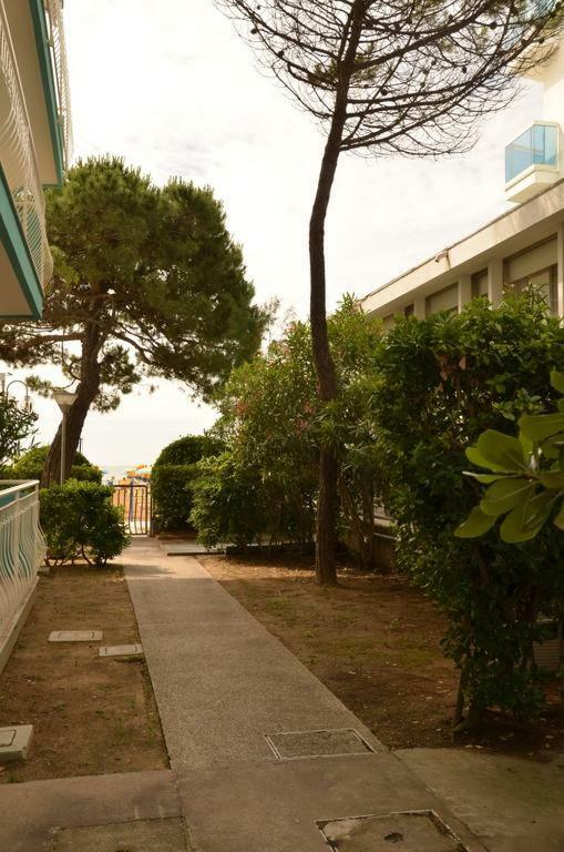 Piccolo Moderno Appartamento Sulla Spiaggia In Centro Лідо-ді-Єзоло Екстер'єр фото