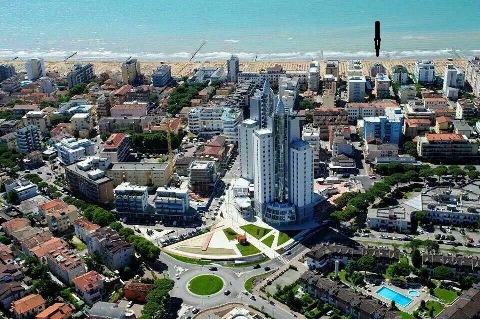 Piccolo Moderno Appartamento Sulla Spiaggia In Centro Лідо-ді-Єзоло Екстер'єр фото